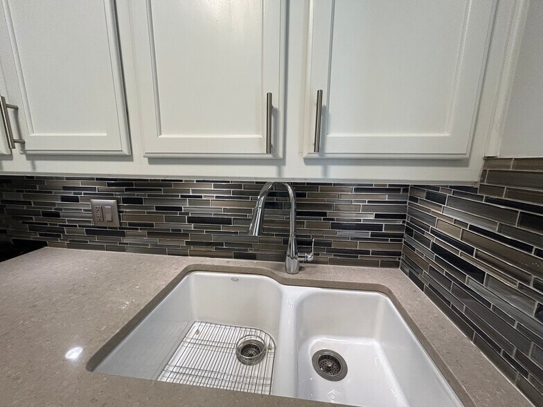 Building Photo - 1350 N Dearborn St