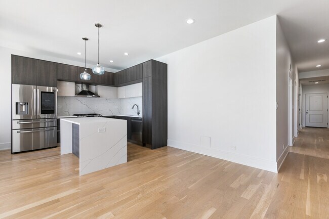 Building Photo - 7729 N Eastlake Terrace