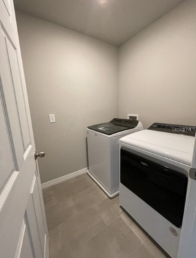 Building Photo - Beautiful corner unit townhouse features an abundance of natural light.