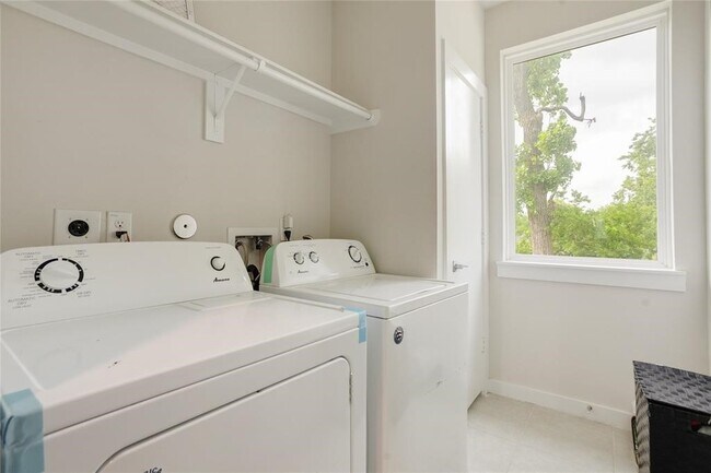 Building Photo - 4625 Mallow St