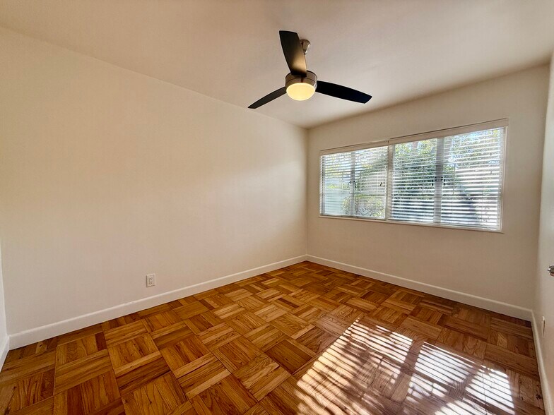 Building Photo - 5262 Village Grn