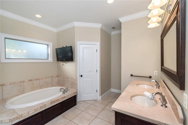 Building Photo - 1054 Linlen Ave