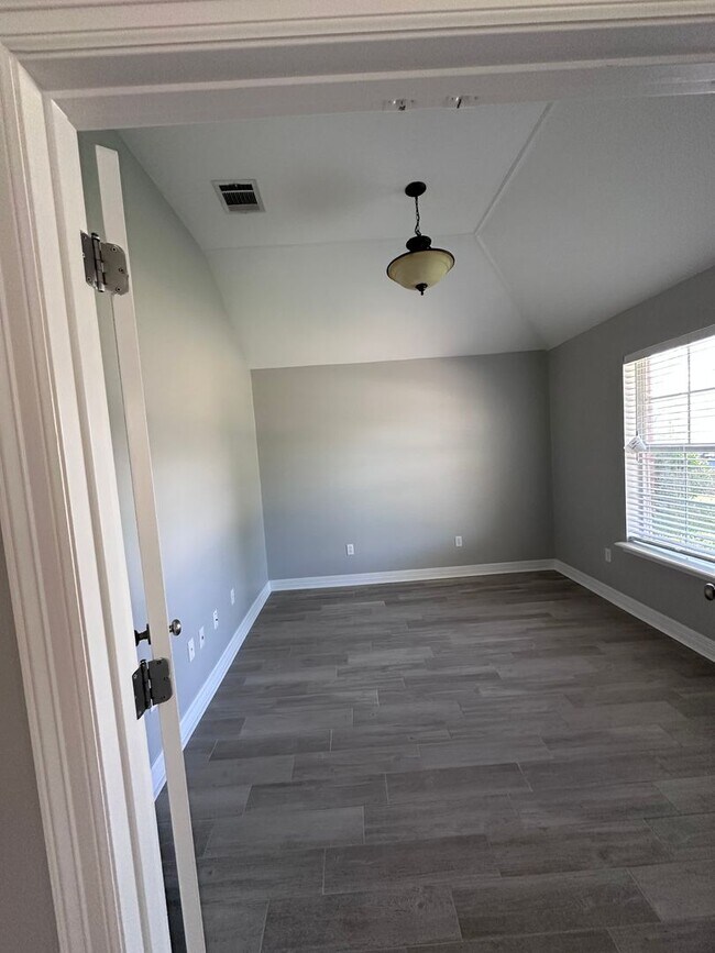 Building Photo - 265 Avondale Ln