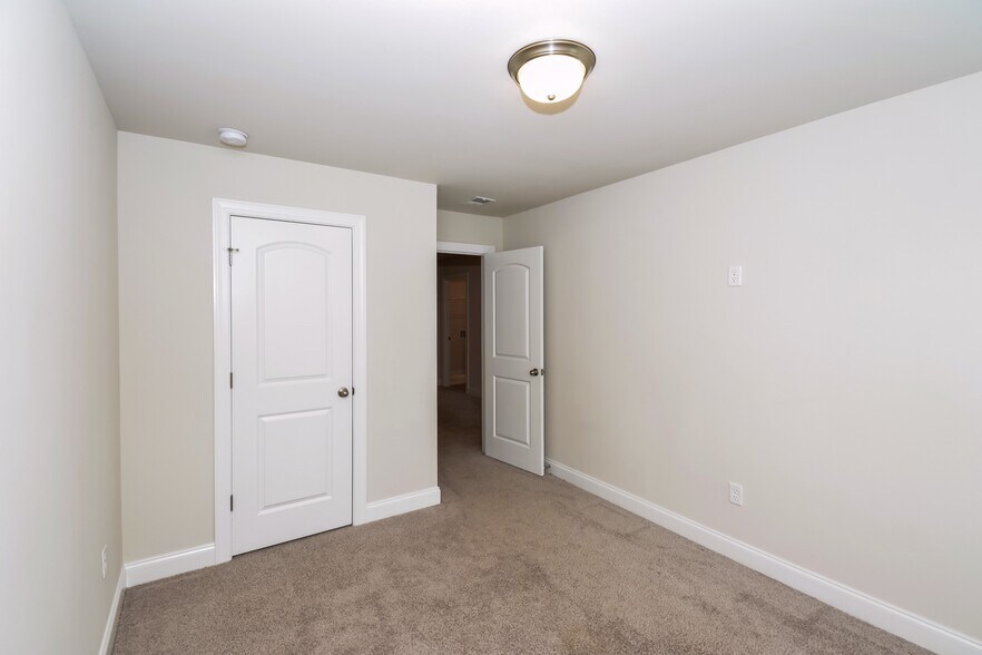 Building Photo - 831 Holland Ct