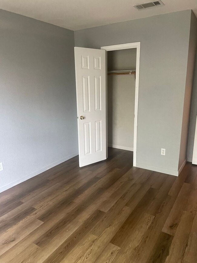 Building Photo - 4 bedroom 2 bathroom house! HOUSING ACCEPTED!