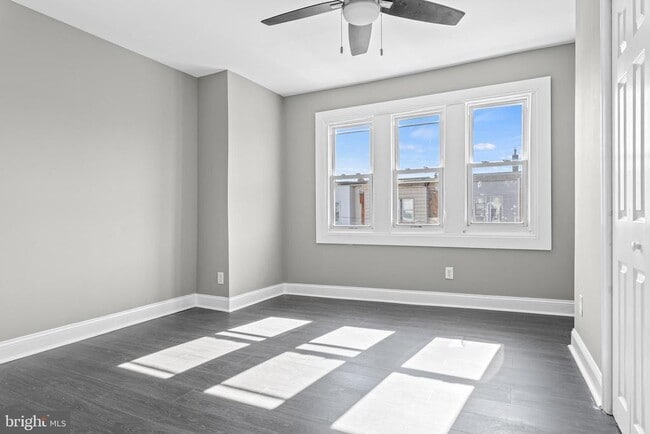 Building Photo - 5427 Ridgewood St