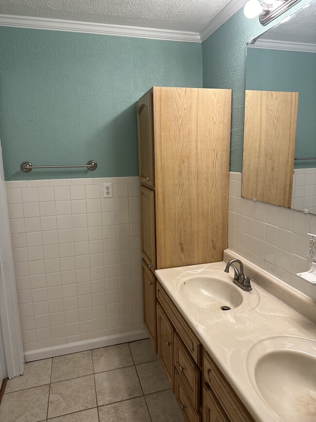 Building Photo - 1107 Markham Ave