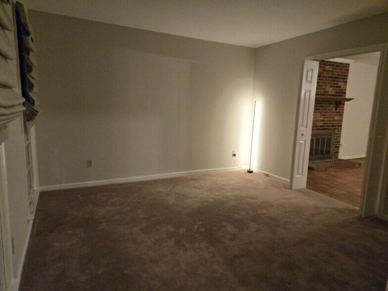 Building Photo - 11015 S Ford Rd