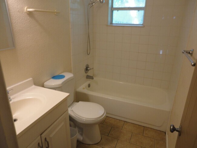 Building Photo - Nice 4 bedroom/2 Bathroom home