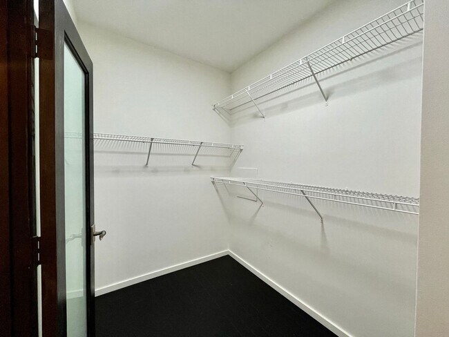 Building Photo - Spacious 2 Bedroom 2 Bath Condo in West LA