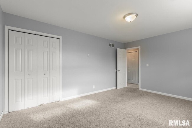 Building Photo - 2022 W Glen Ave