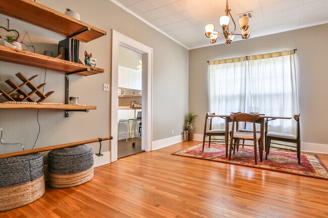 Building Photo - 1124 S Newport Ave