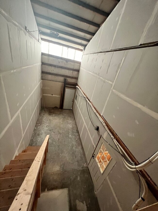 Building Photo - Beautiful Large Modern Shome located betwe...
