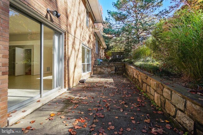 Building Photo - 6220 Robinwood Rd