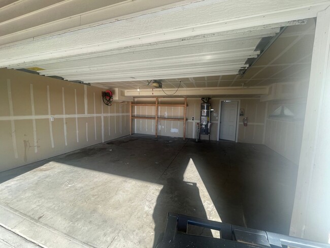 Building Photo - MOVE IN SPECIAL! Large 3 Bedroom 3.5 Bath ...