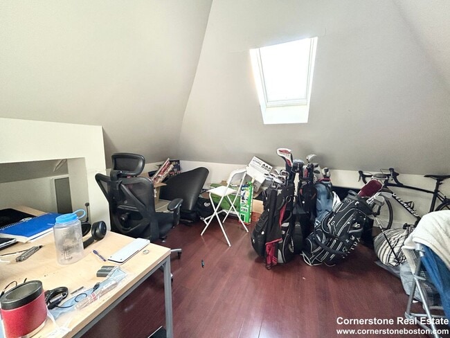 Building Photo - 5 Bed. 2 Full Bathrooms in Mission Hill, L...