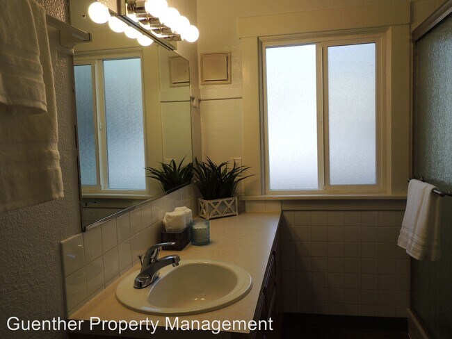 Building Photo - 819 W 11th Ave