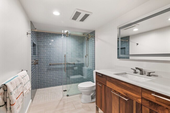 Building Photo - 5bd/2.75ba Seattle Home