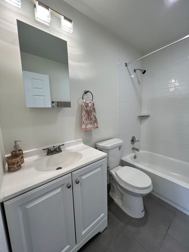 Building Photo - Fully Renovated 3 Bedroom 2 Bathroom Apart...