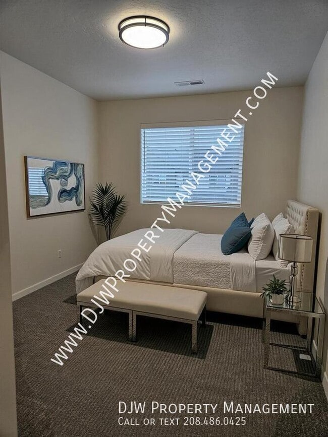 Building Photo - 1332 N Meadowglen Ave