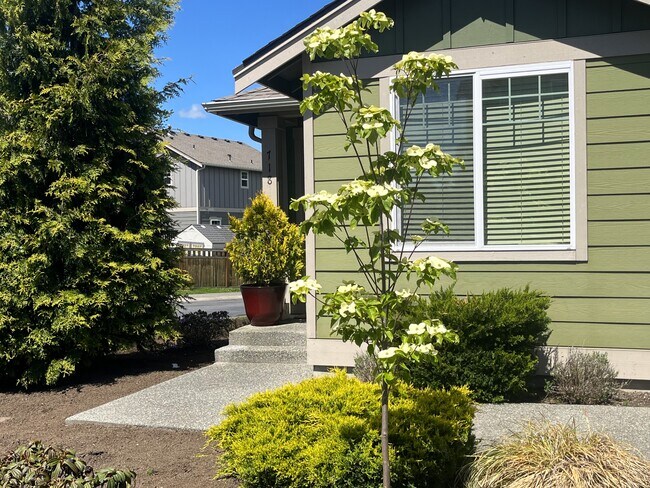 Beautiful front of house - 718 Violet Ln