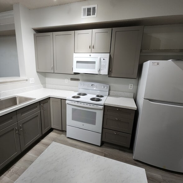 Building Photo - 1935 Piper St