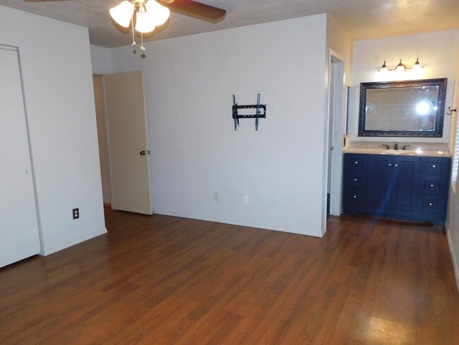 Building Photo - 4 BEDROOM HOME IN COLLEGE PARK!