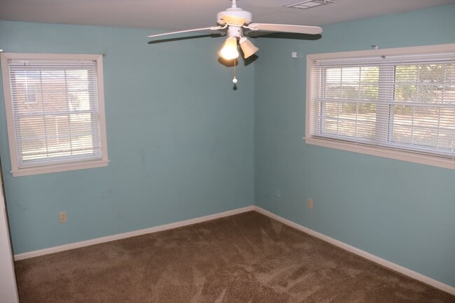 Building Photo - Charming family home in nice neighborhood