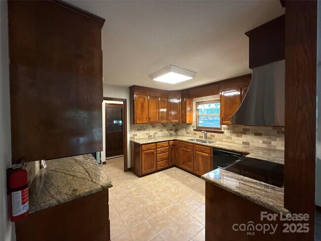 Building Photo - 217 Raintree Dr