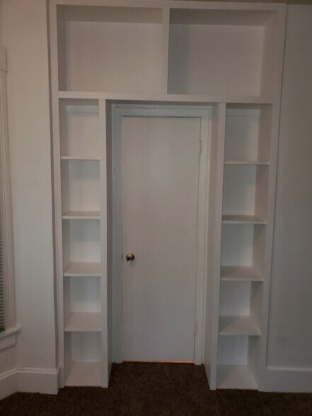 Built-ins - 525 30th St