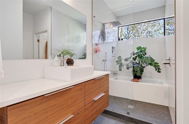 Building Photo - 2709 E 14th St