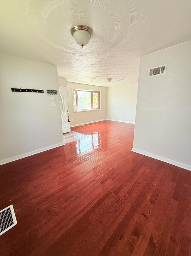Building Photo - Updated 2BD 1BA house in McKeesport!
