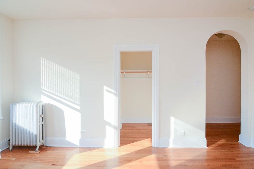 Building Photo - 2704 N Sawyer Ave