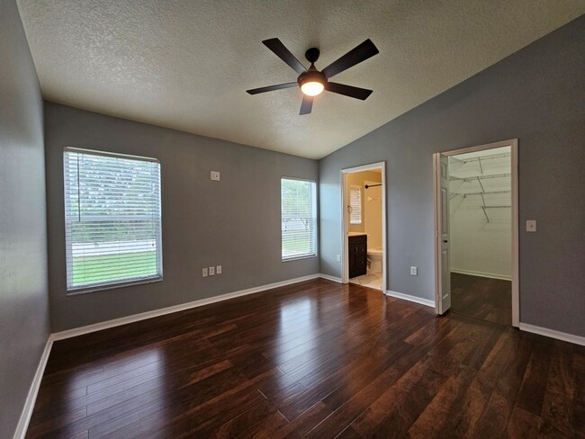 Building Photo - Beautiful 2/2.5 Townhouse