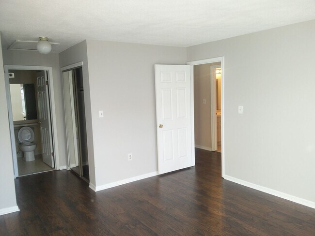 Building Photo - Spacious Newly Rennovated 2 Bedroom House with 2.5 Bath