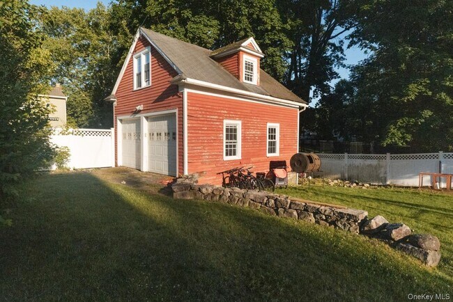 Building Photo - 32 Lake Ave