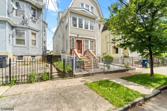 Building Photo - 14 Treacy Ave