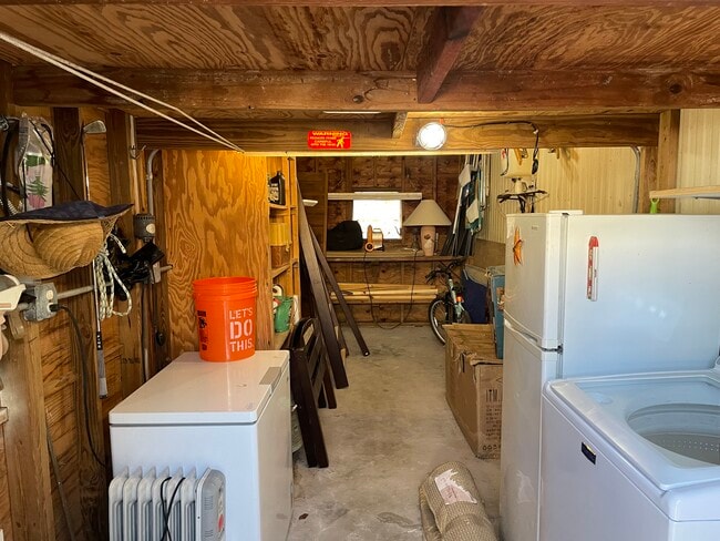 Building Photo - Pine Channel Home