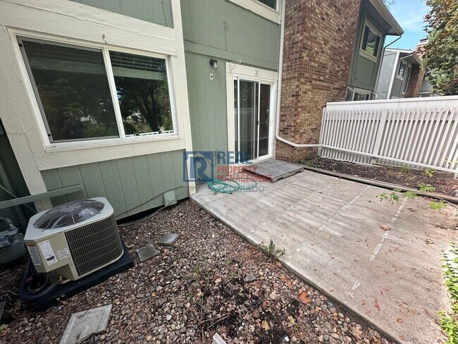 Building Photo - 2840 S Kenton Ct