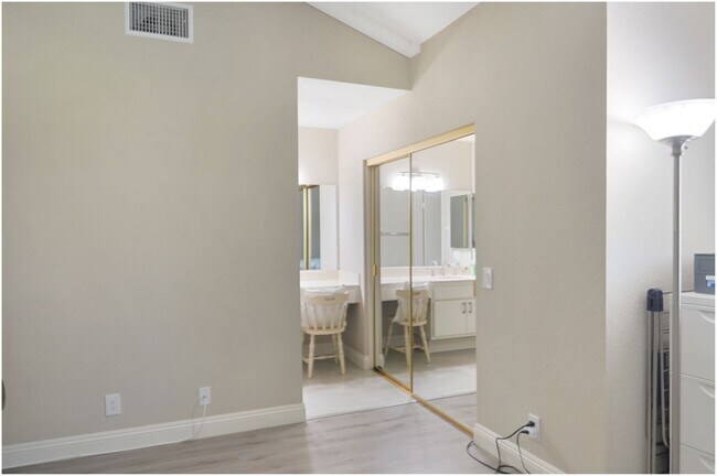 Building Photo - 2 Bedroom Condo In Malvern Creek!