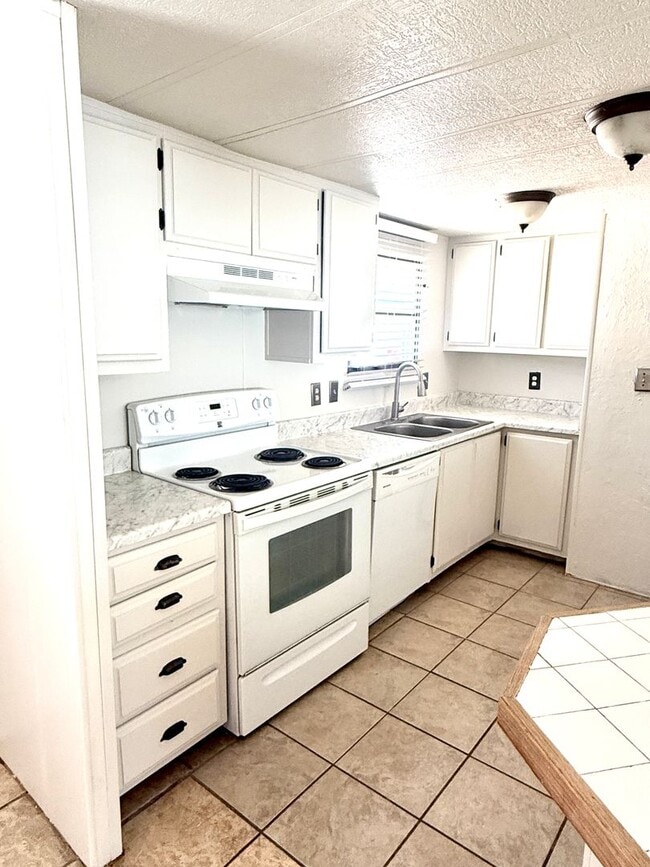 Building Photo - Beautiful Home with Quiet Location