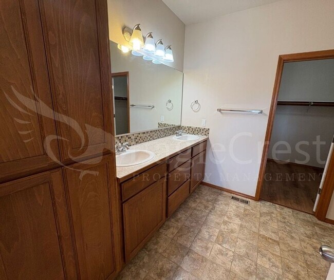 Building Photo - Three Bedroom, Two Bathroom House in Chape...