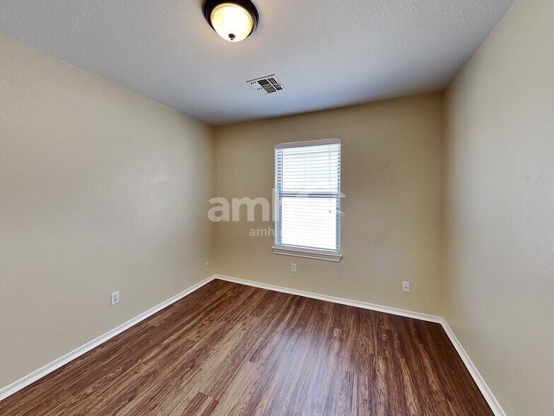 Building Photo - 18526 W Valerie Dr