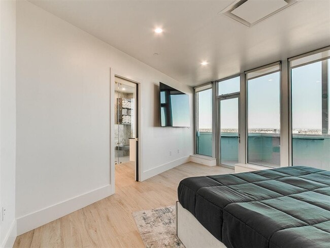 Building Photo - 5900 Mosteller Dr