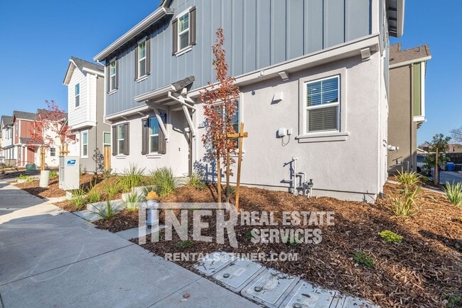 Building Photo - 220 Cinema St