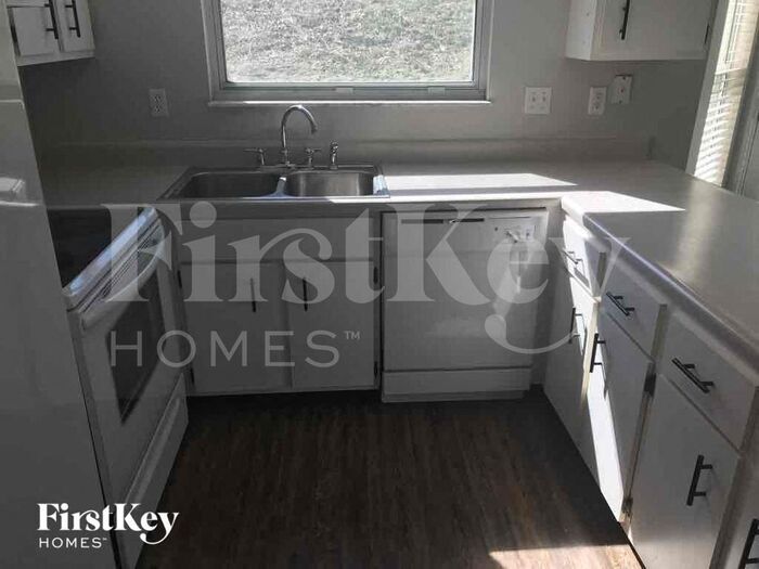 Building Photo - 609 River Moss Dr