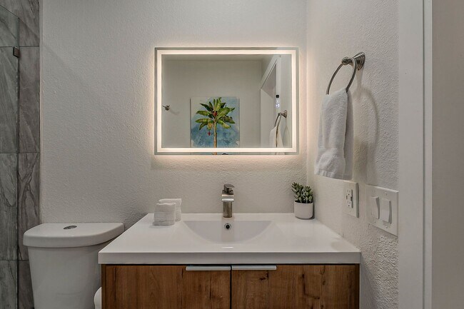 Building Photo - Fully Remodeled 2-Bedroom Condo at the Scottsdale Racquet Club!