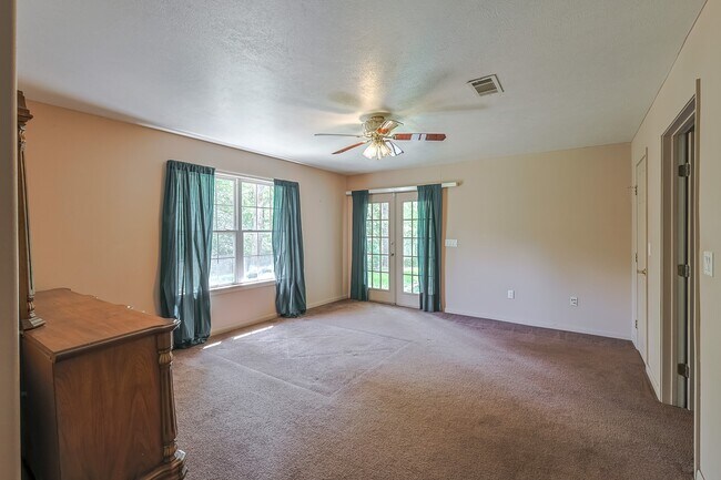 Building Photo - 8 Vick Rd