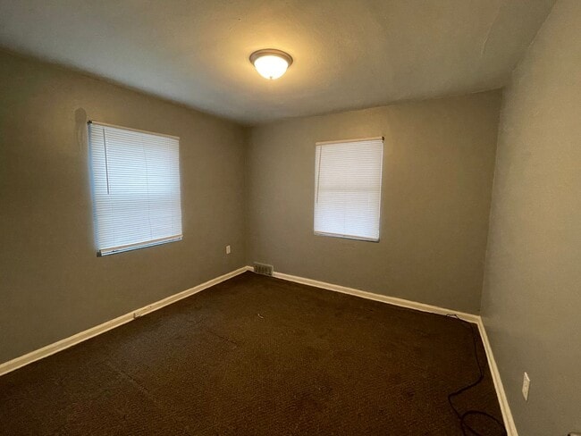 Building Photo - Cozy 2 Bedroom/ 1 Bathroom Home in Gary, IN