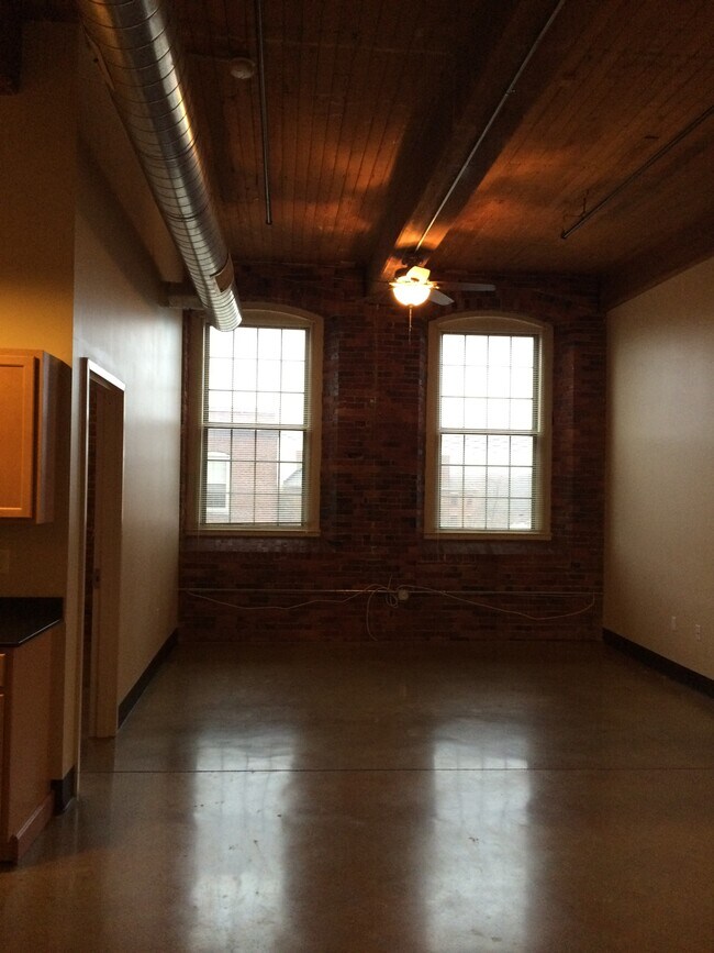 Building Photo - 100 Main St